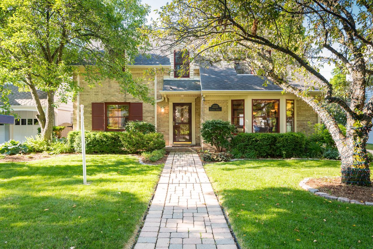 2221 E Glendale Ave, Whitefish Bay, WI 53211