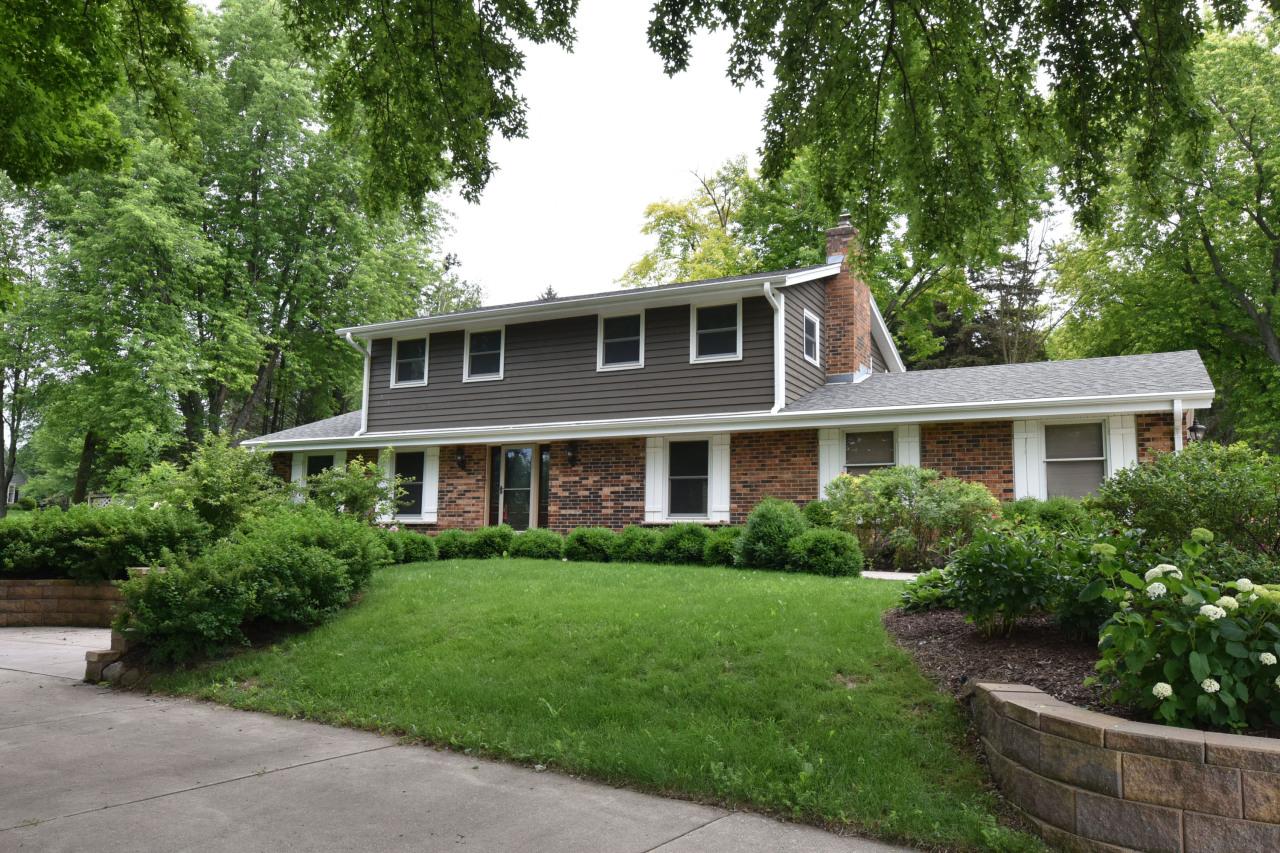 11550 N Meadowbrook Dr, Mequon, WI 53097