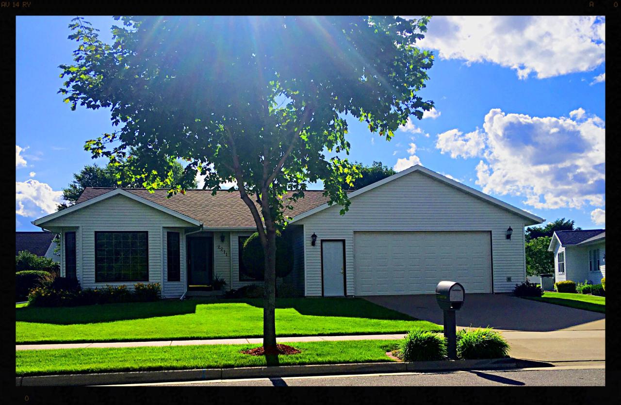 2211 Golfview Ln, Onalaska, WI 54650