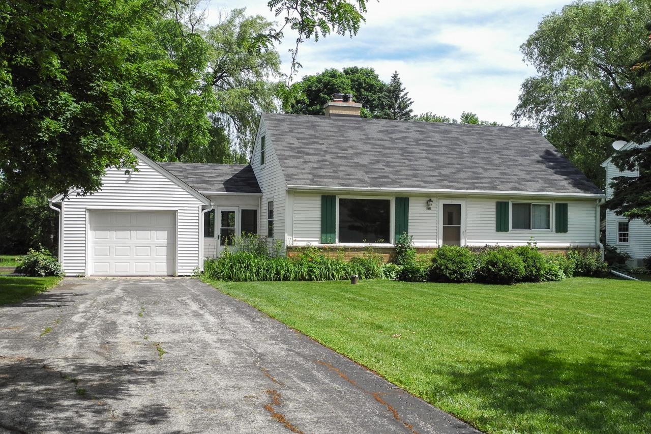 430 W Manor Cir, Bayside, WI 53217