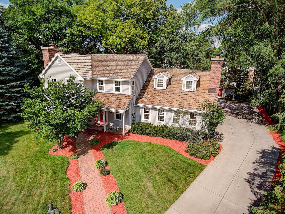 959 Shelley Ct, Oconomowoc, WI 53066