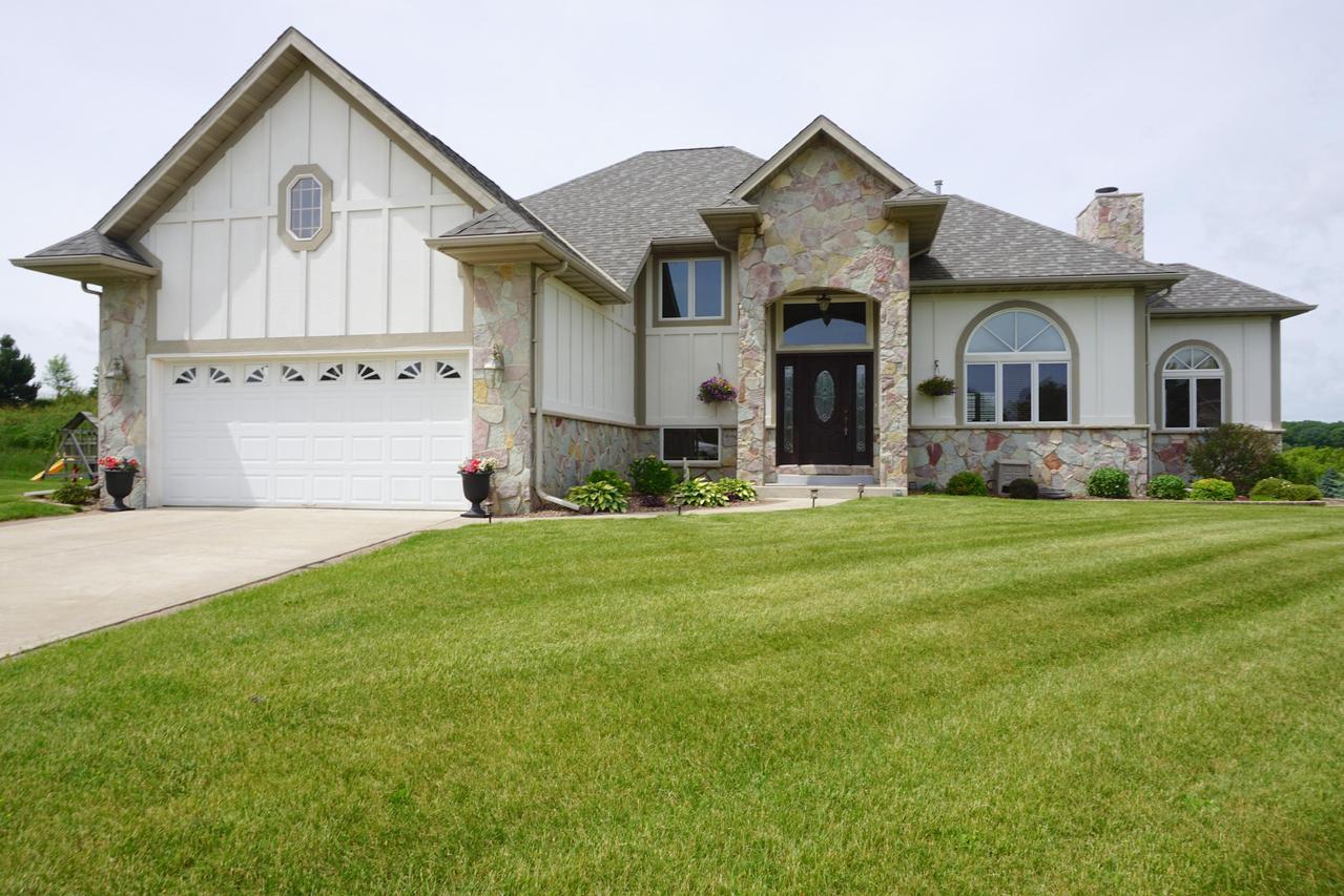 1509 Schloemer Dr., West Bend, WI 53095