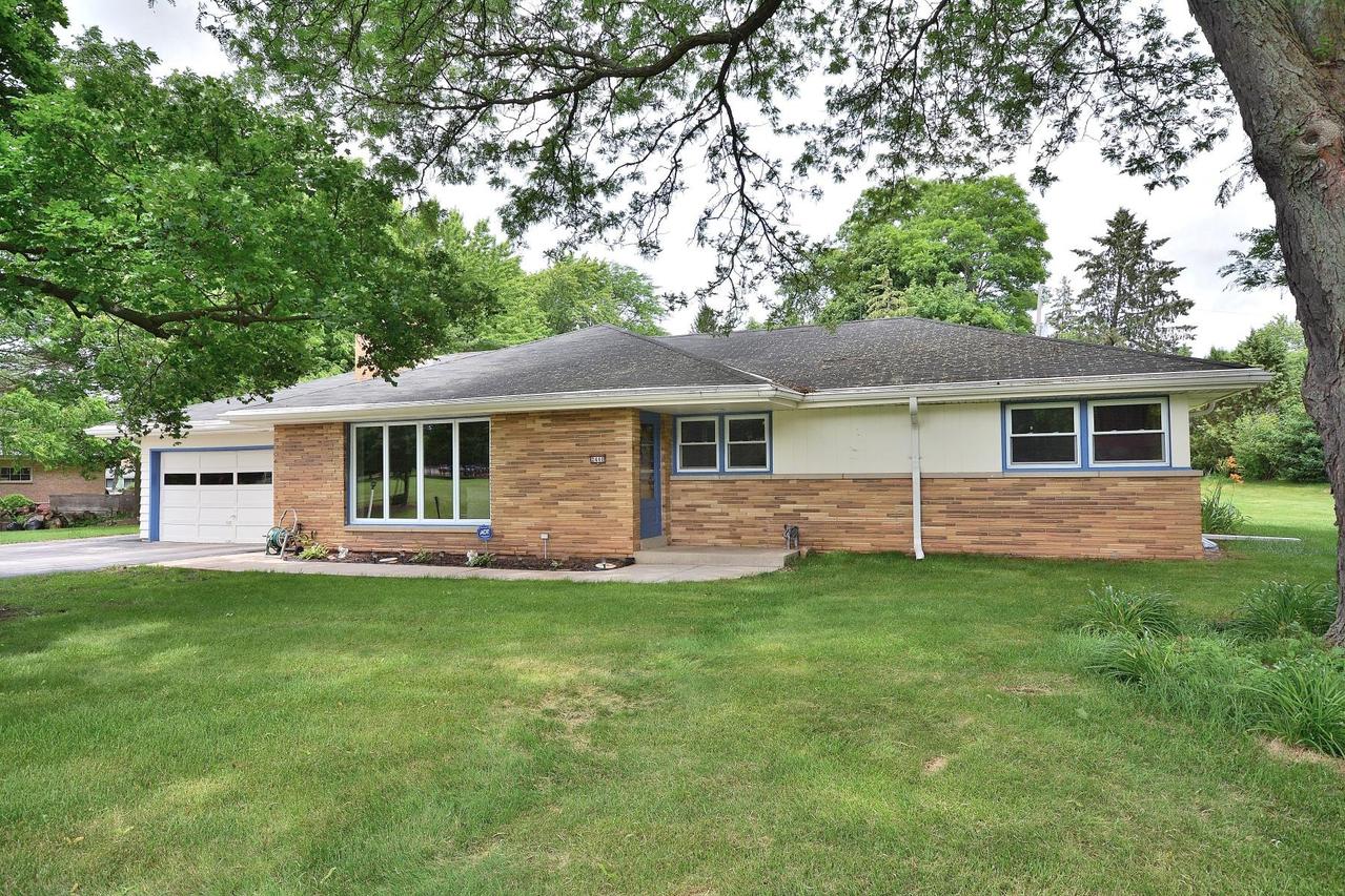 2440 Kevenauer Dr, Brookfield, WI 53005