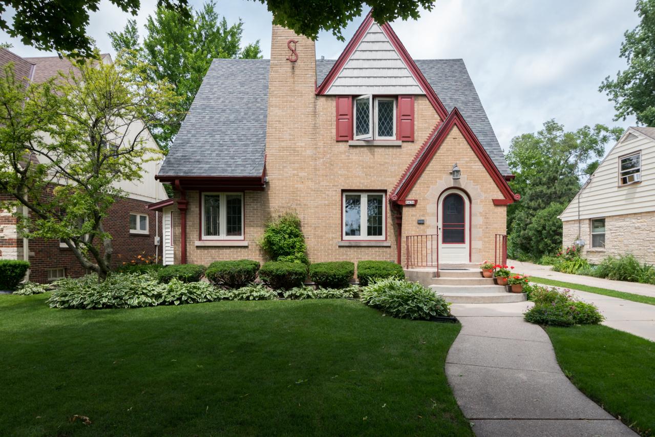 8436 Ravenswood Cir, Wauwatosa, WI 53226