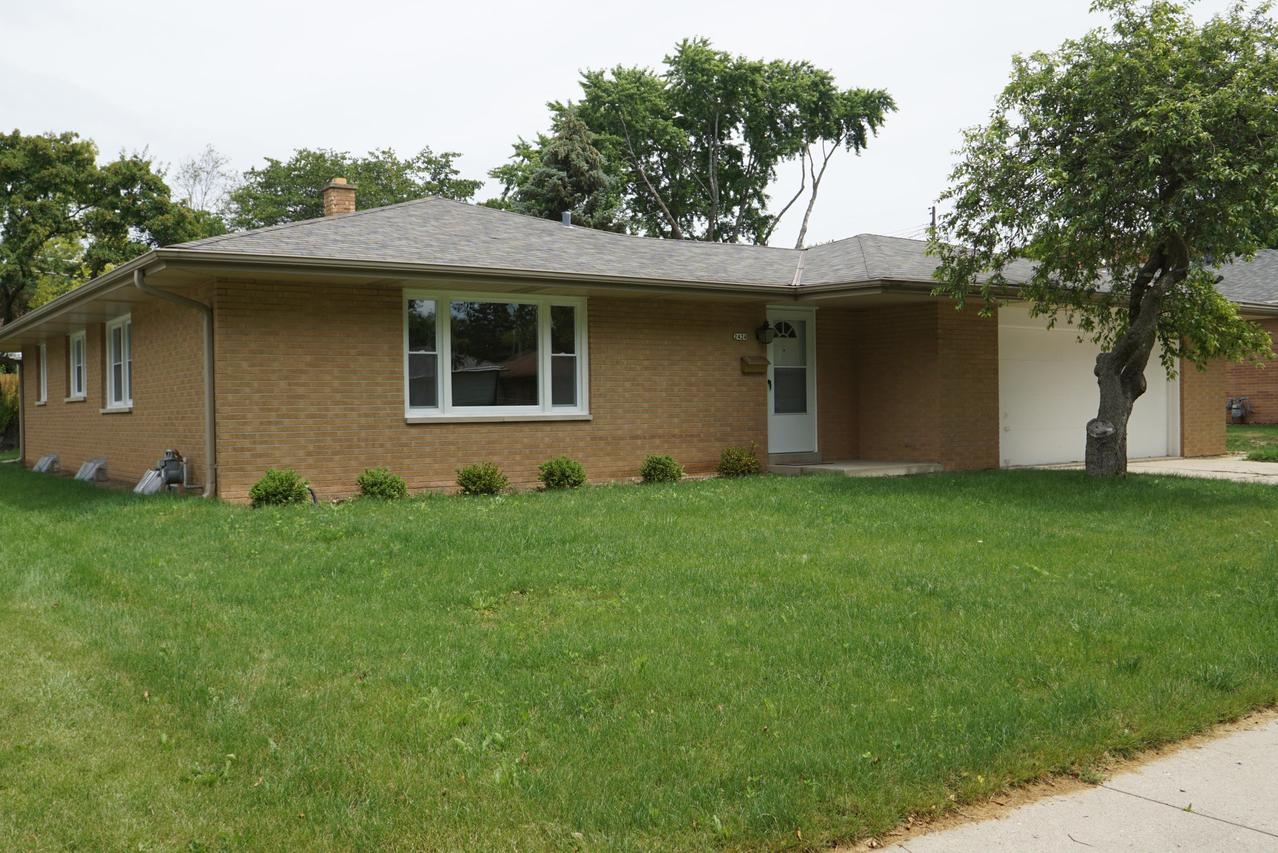 2424 W Bridge St, Milwaukee, WI 53221