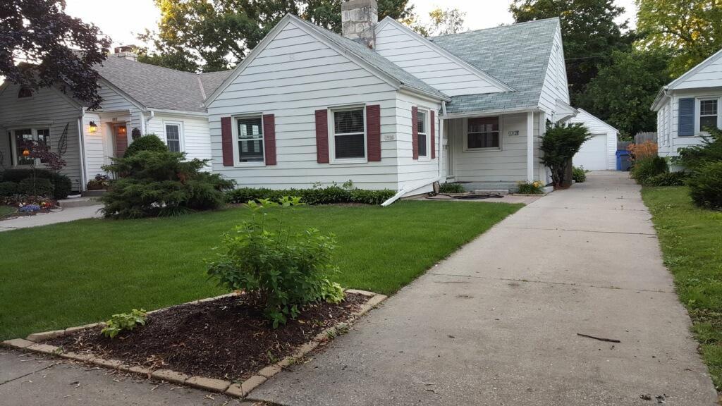 1016 E Henry Clay St, Whitefish Bay, WI 53217