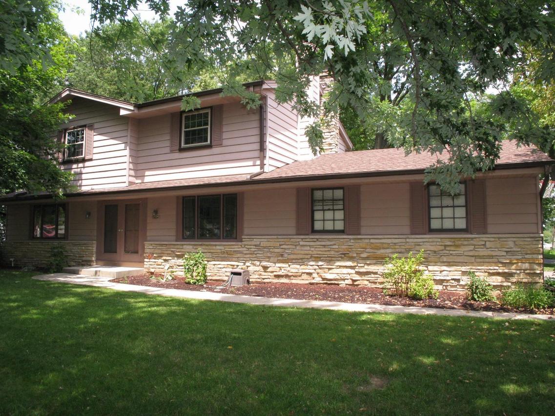 14240 W Beechwood Trl, New Berlin, WI 53151