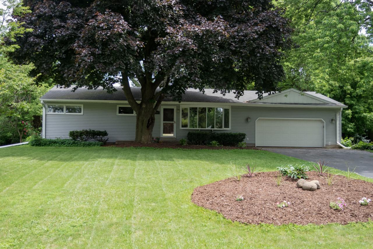 2940 Cottonwood Ct, Brookfield, WI 53005