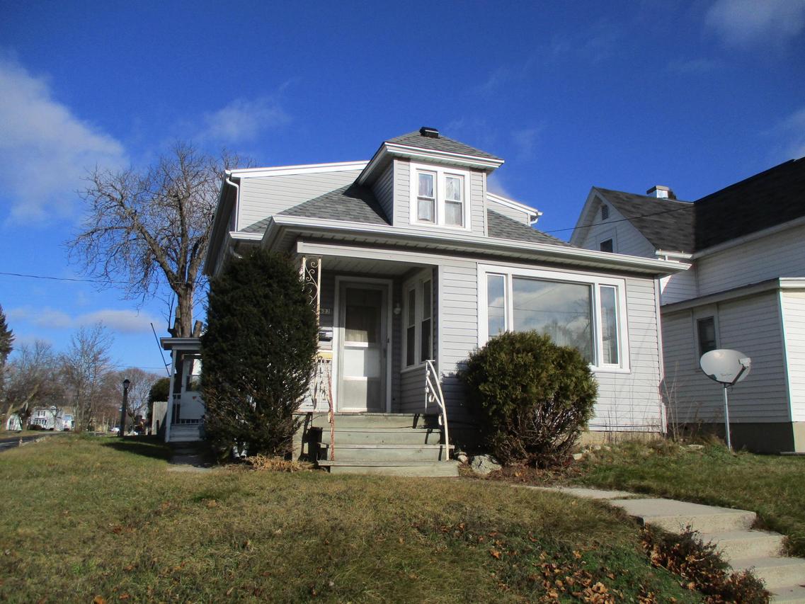 1622 Division St, Manitowoc, WI 54220