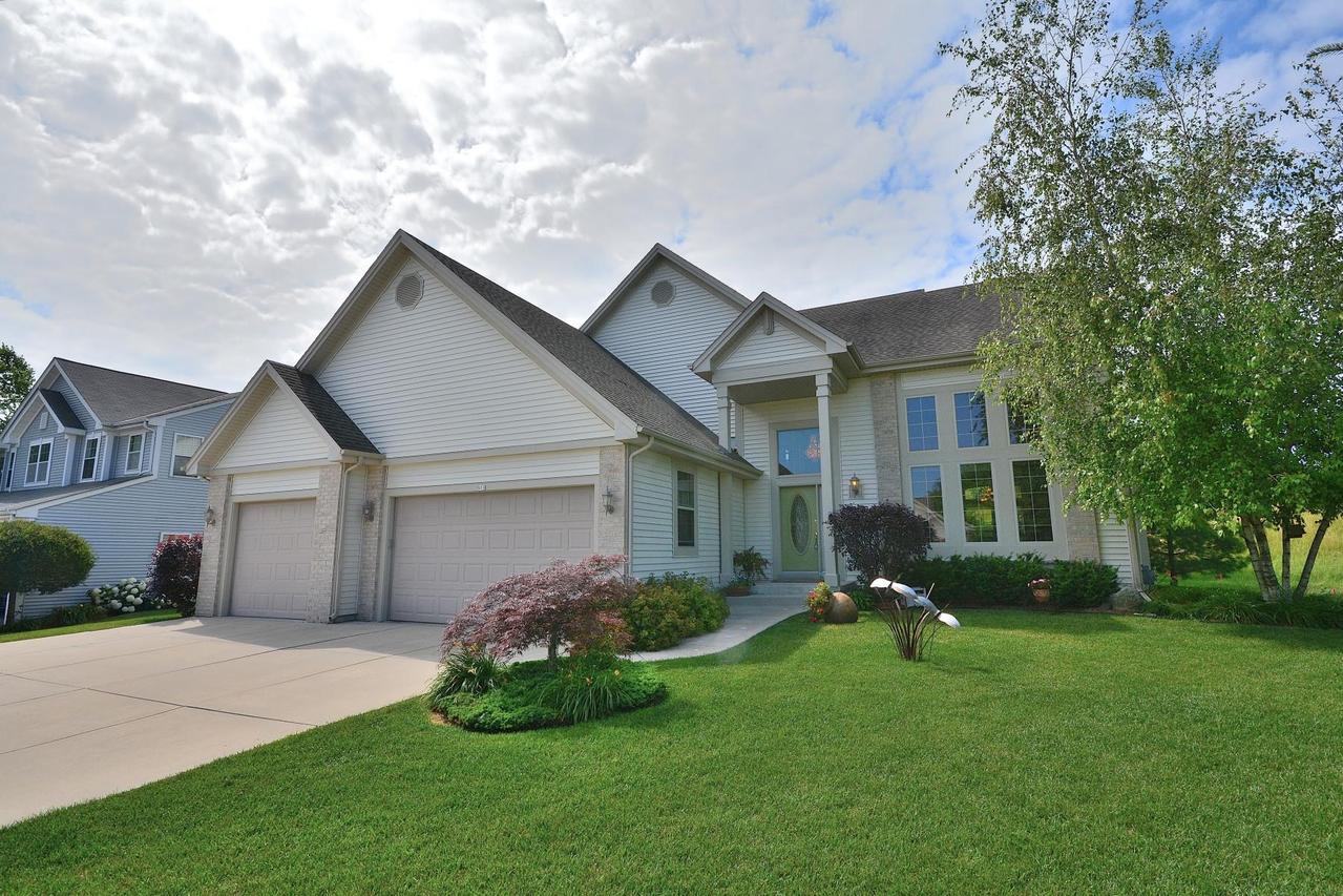 511 Thurow Dr, Oconomowoc, WI 53066