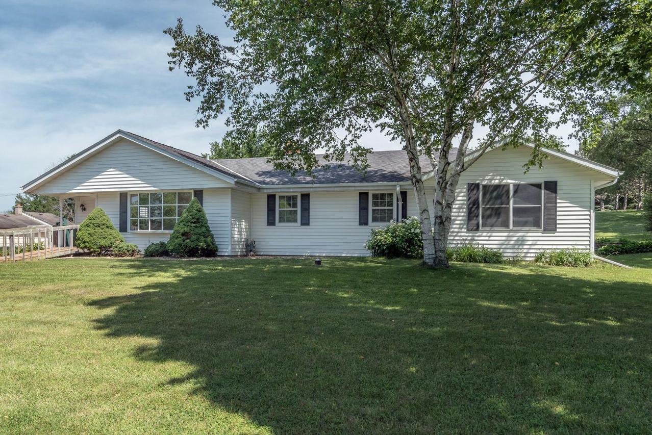 S58W25448 Crest Dr., Waukesha, WI 53189
