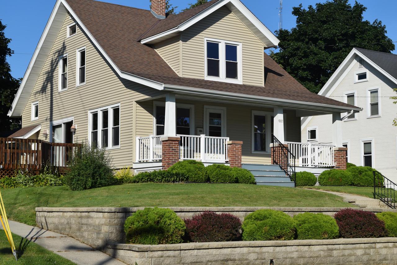 507 River Dr, West Bend, WI 53090