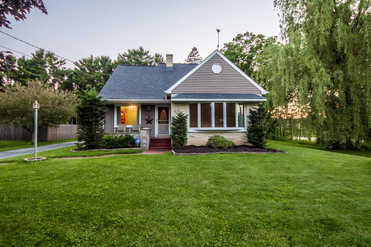 810 Linden St, Cleveland, WI 53015