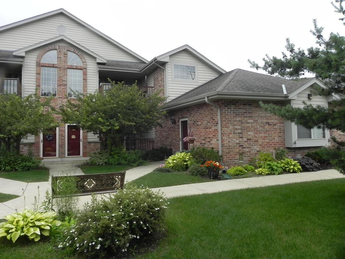 624 W Hillcrest Rd #G, Saukville, WI 53080