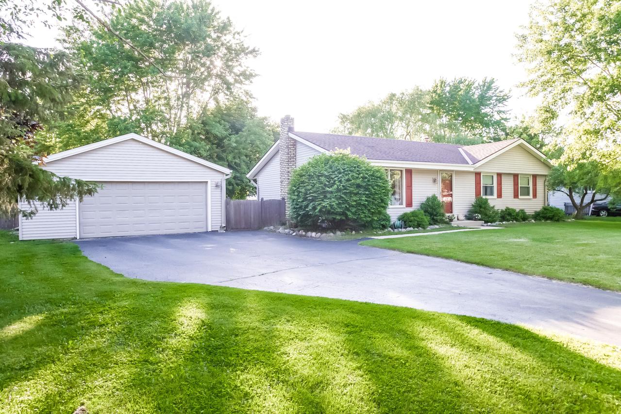 165 Ridgeway Dr, Dousman, WI 53118