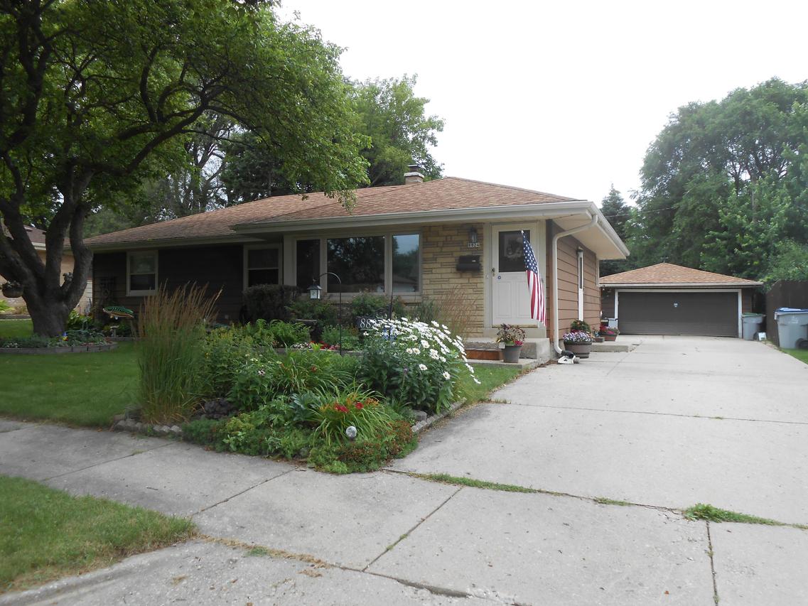 8824 W Kiehnau Ave, Milwaukee, WI 53224
