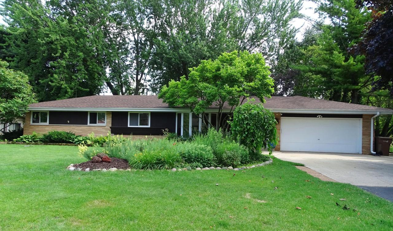 2401 W Green Tree Rd, Glendale, WI 53209