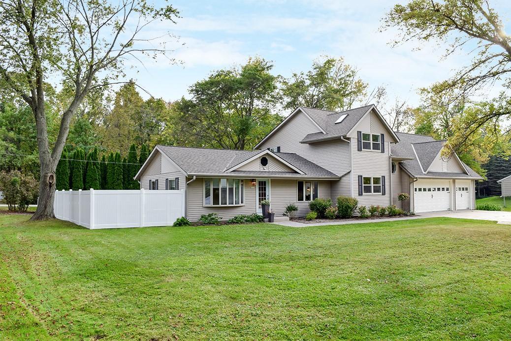 1633 W Eleanor Pl, Mequon, WI 53092