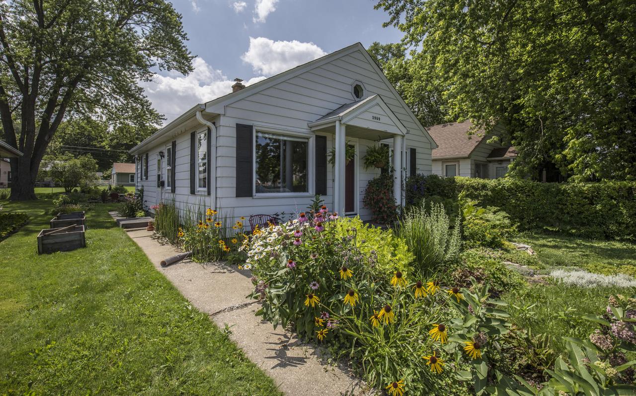 3969 S Lake Dr, Saint Francis, WI 53235