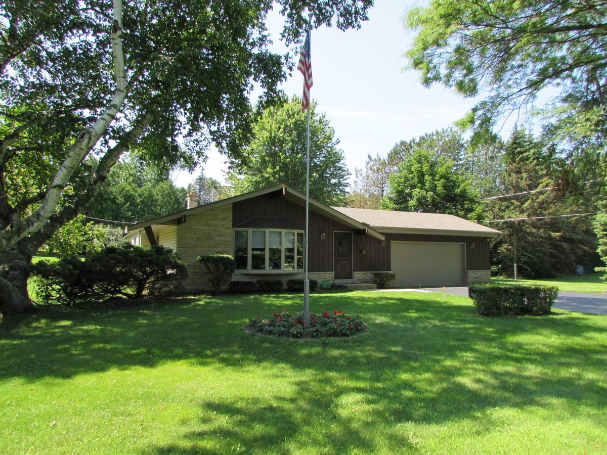 N113W13281 Crestview Dr, Germantown, WI 53022