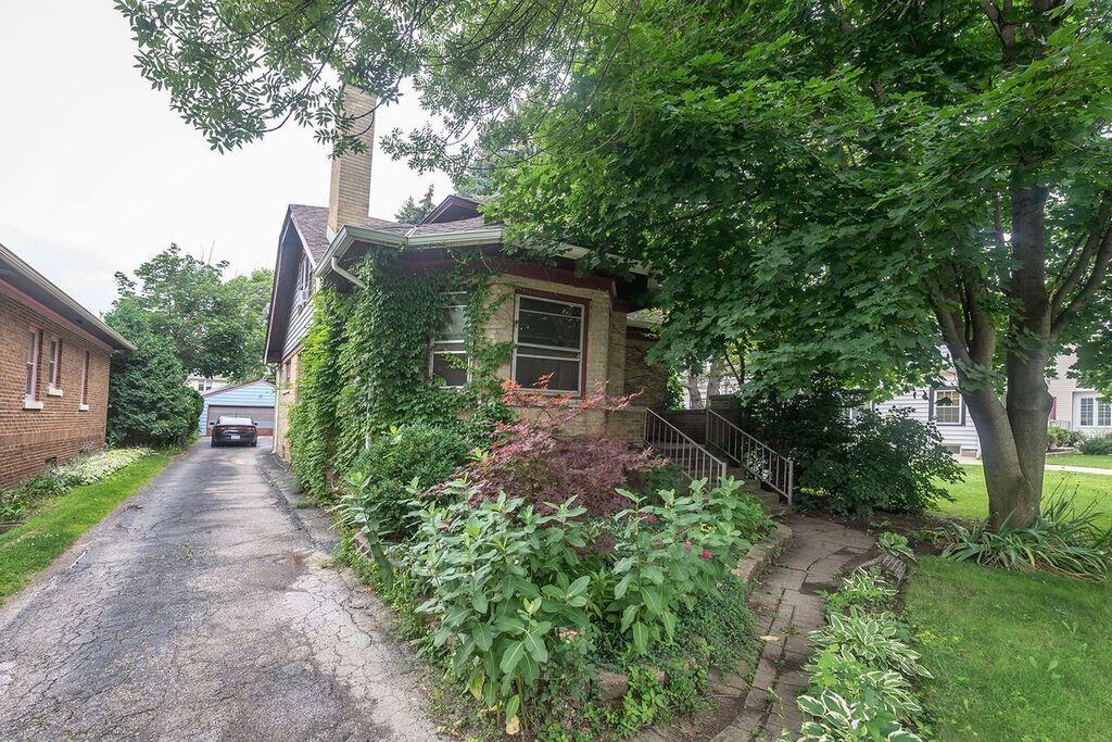 2005 N 86th St #2005A, Wauwatosa, WI 53226