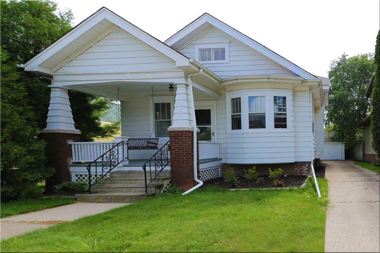 2059 Charles St, Racine, WI 53402