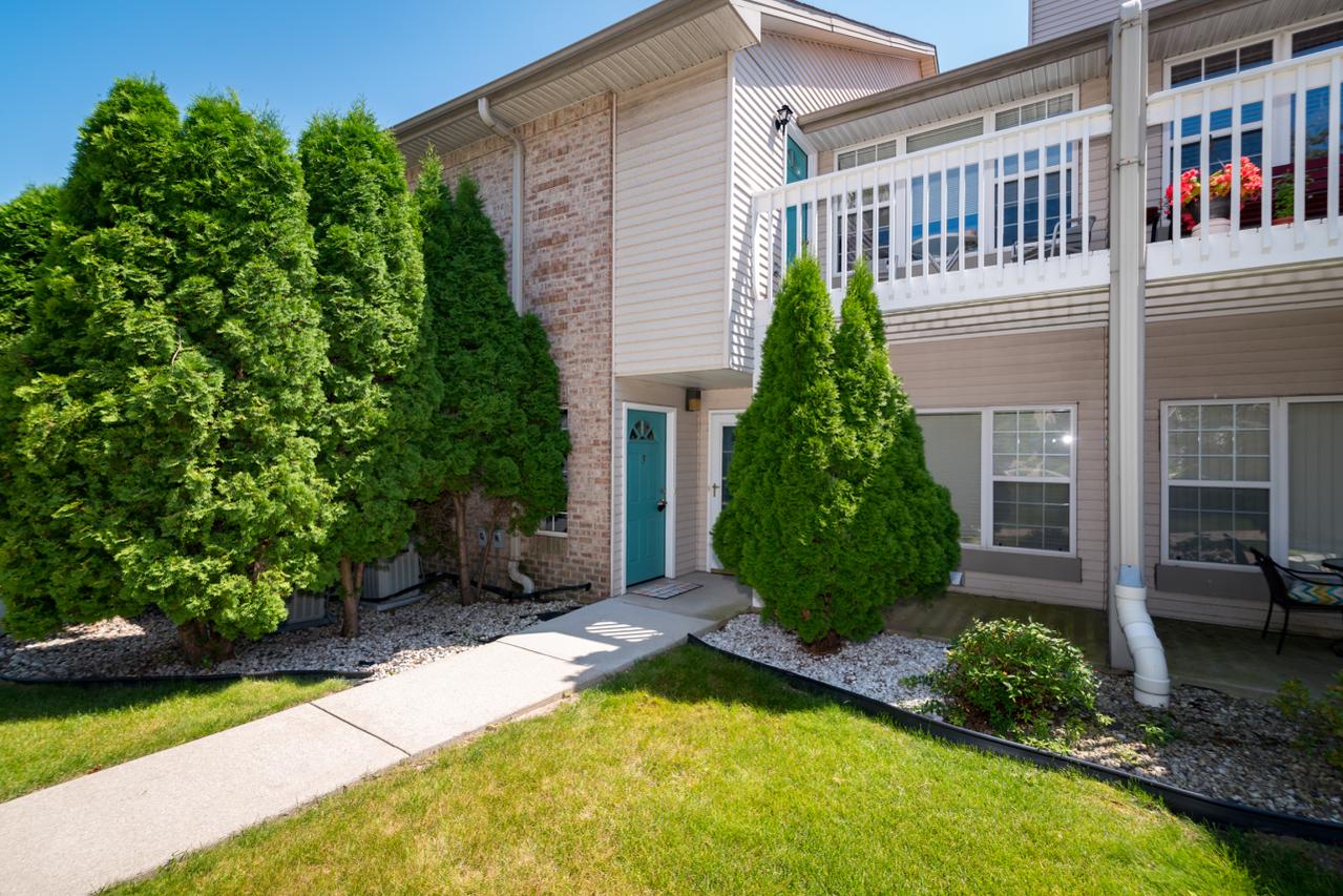 11120 W Gilbert Ave #F, Wauwatosa, WI 53226