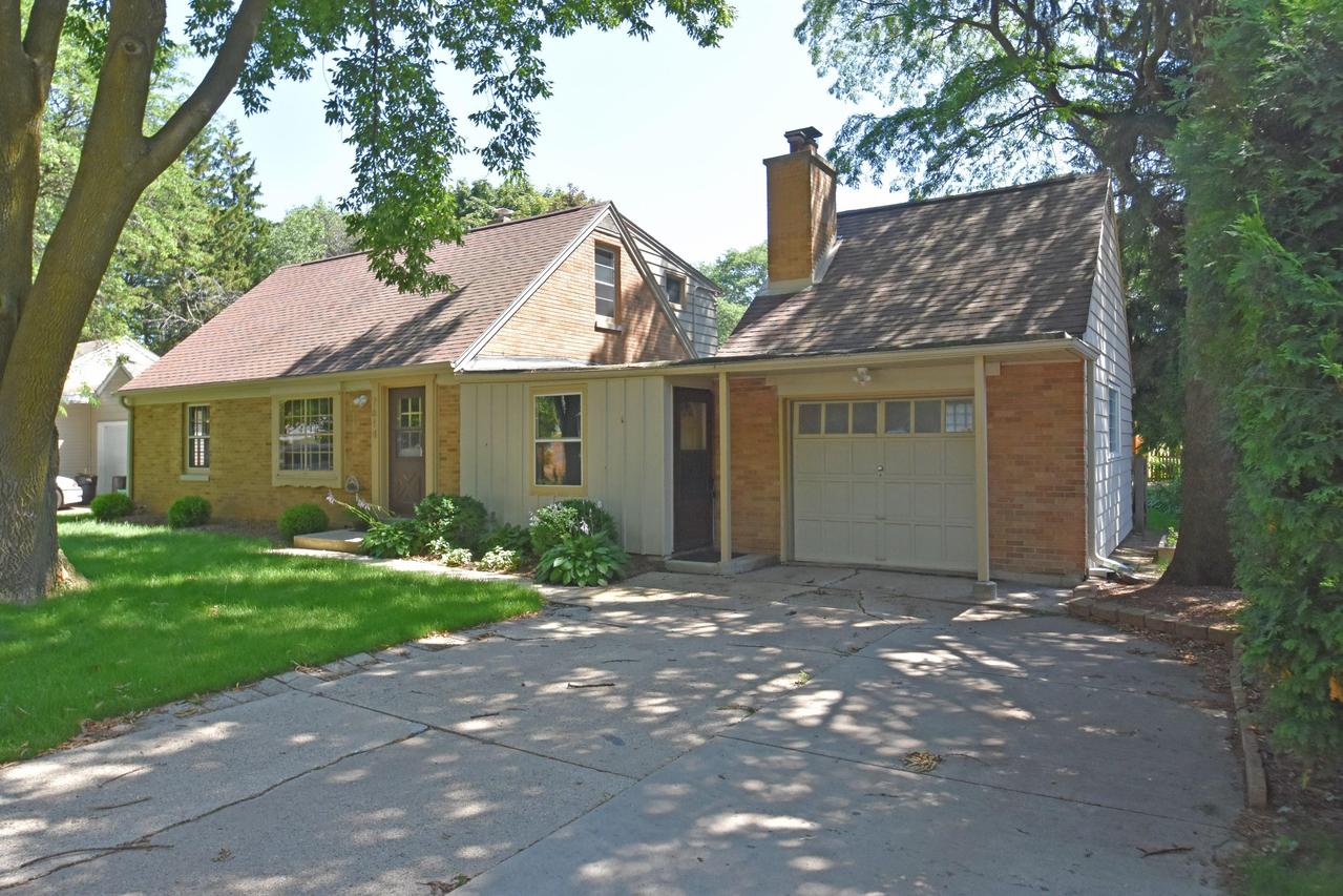 7614 N Seneca Rd, Fox Point, WI 53217