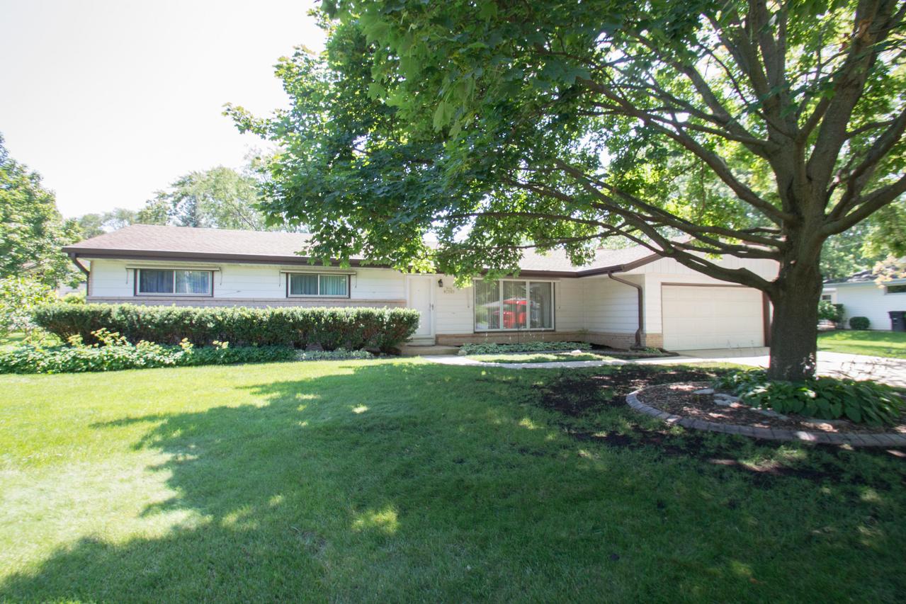 N94W15987 Cherokee Dr, Menomonee Falls, WI 53051