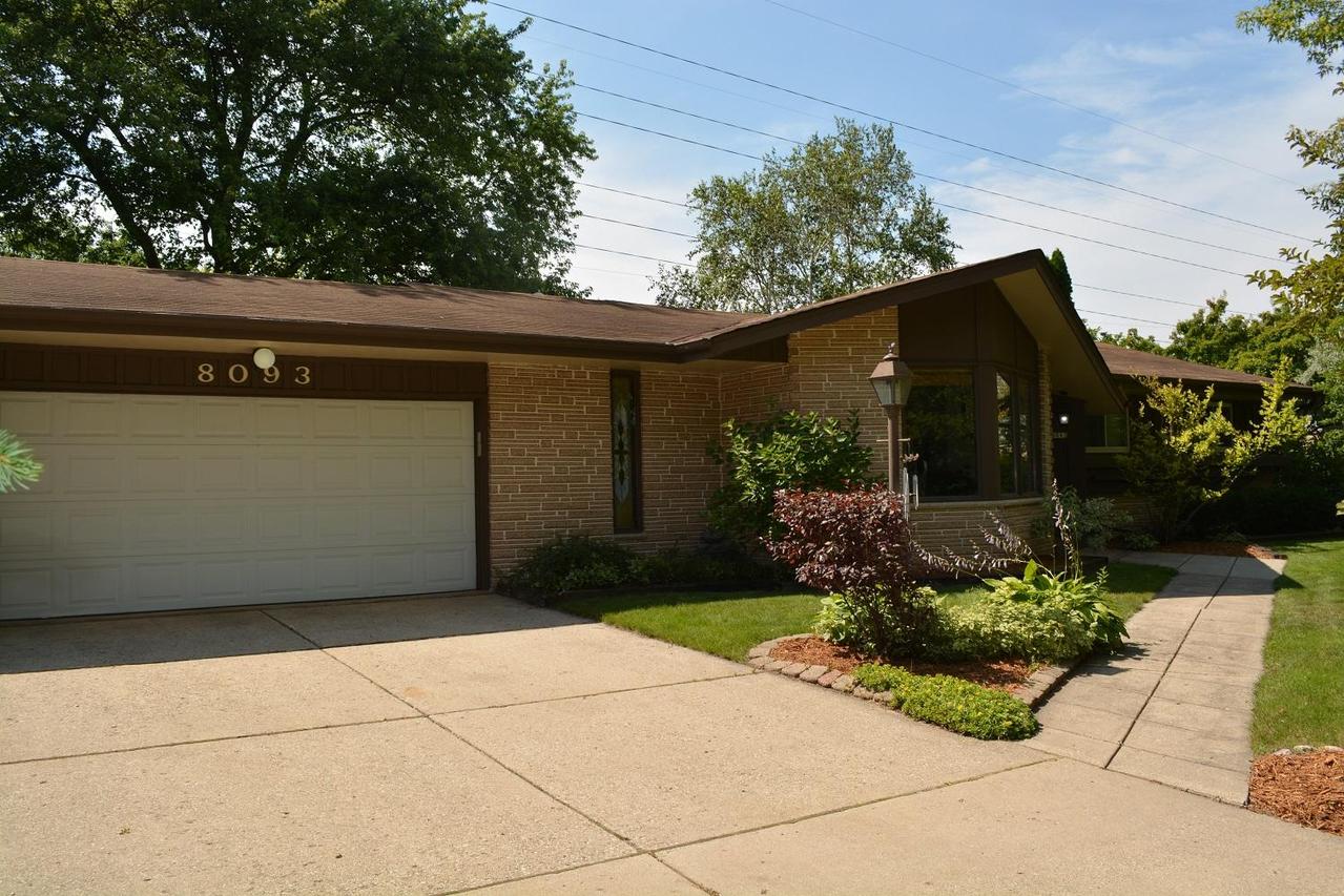 8093 N Edge O Woods Dr, Brown Deer, WI 53223