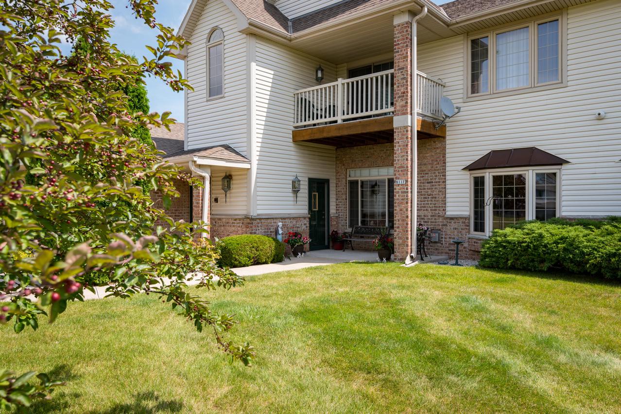 811 Cheyenne Ave #F, Grafton, WI 53024