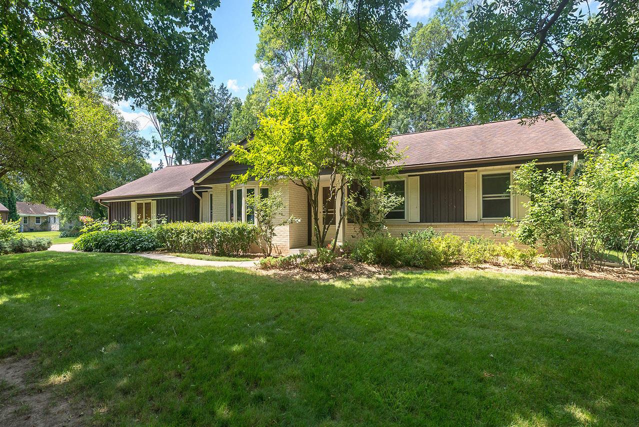 2657 S 118th St, West Allis, WI 53227