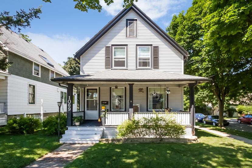 1069 N 68th St, Wauwatosa, WI 53213