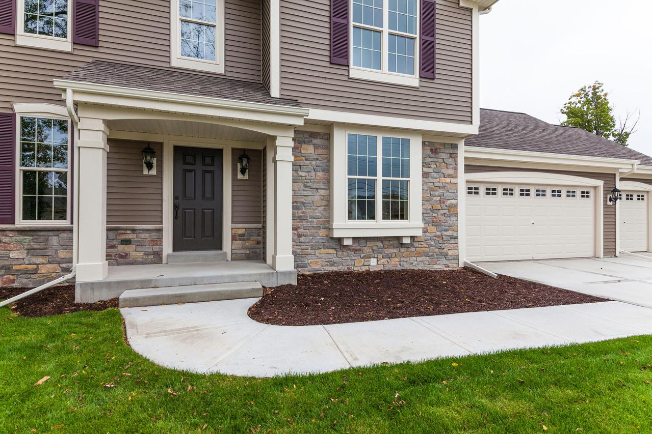 W204N17327 Jackson Dr, Jackson, WI 53037