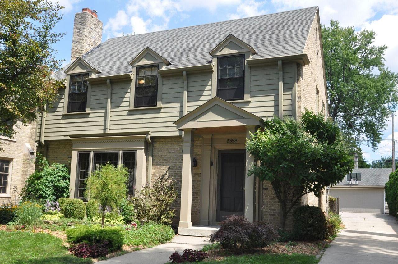 2558 N 88th St, Wauwatosa, WI 53226