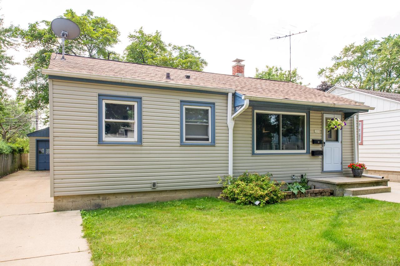 2909 W Carmen Ave, Milwaukee, WI 53209