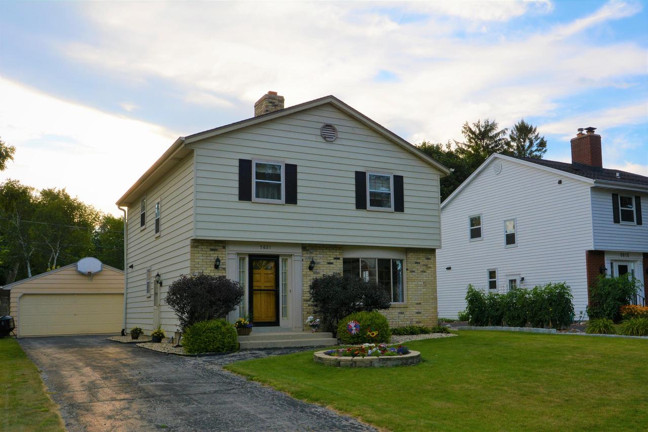 5821 S 42nd St, Greenfield, WI 53221