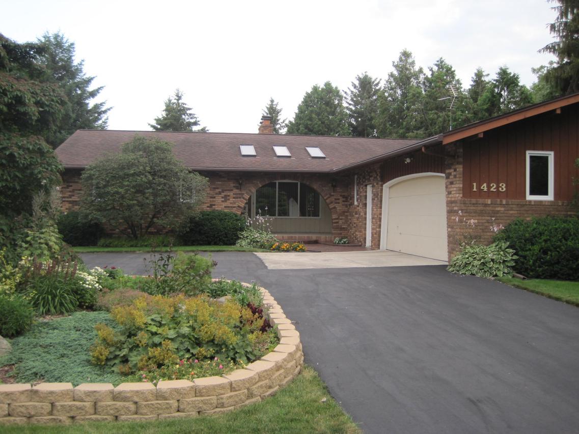 1423 Jackson Dr, Cleveland, WI 53015
