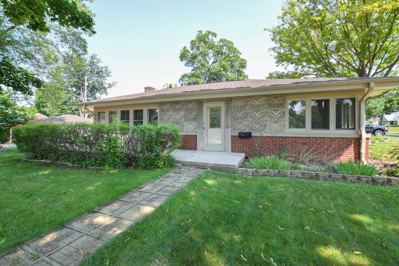 2375 S 80th St, West Allis, WI 53219