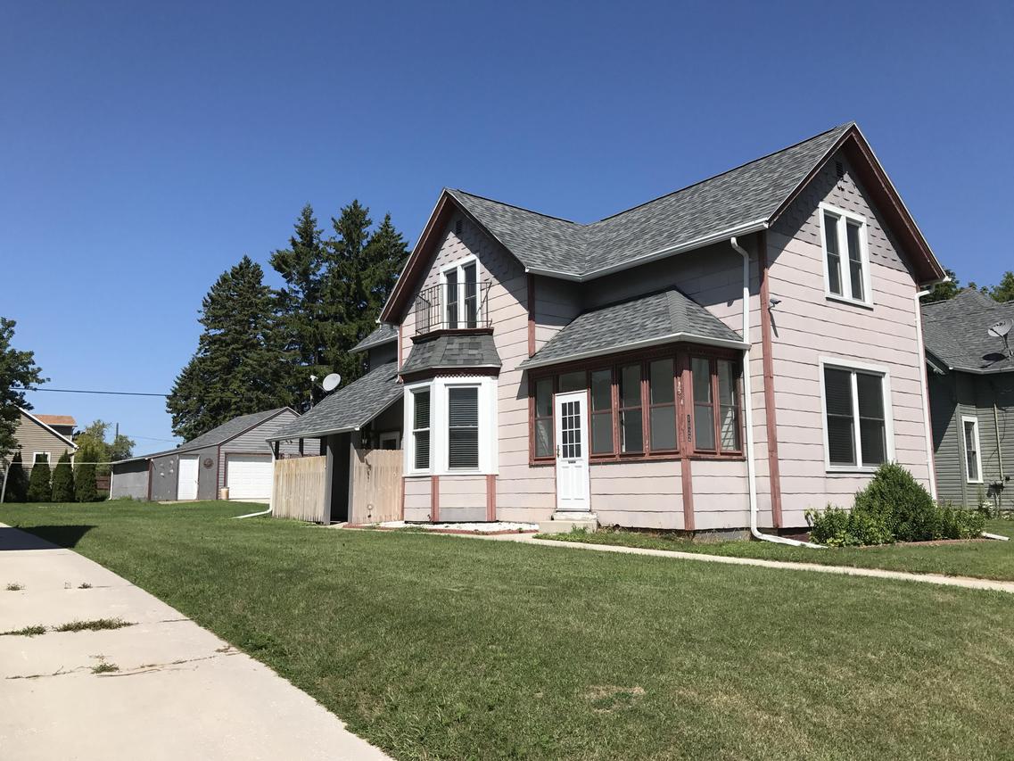 1122 S 12th St., Manitowoc, WI 54220