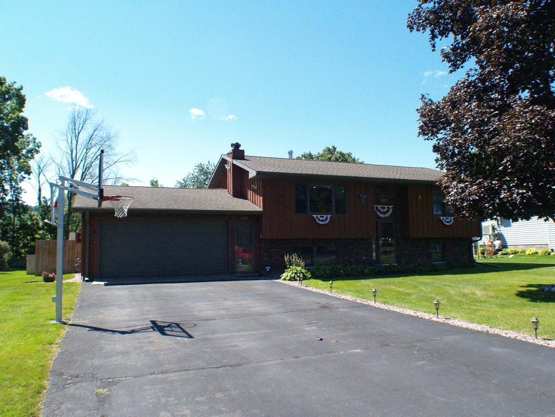 1562 W Young Dr, Onalaska, WI 54650