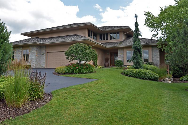 1113 E Sweetbriar Ln, Hartland, WI 53029