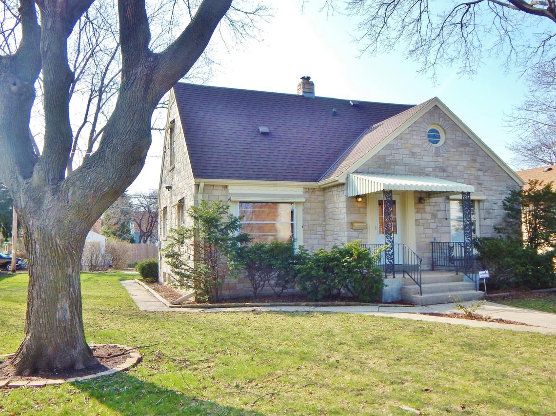 5251 N 26th St, Glendale, WI 53209