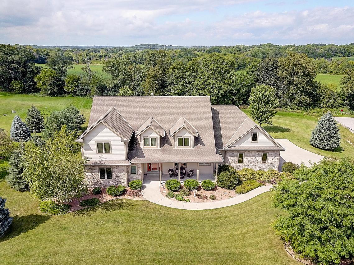 S65W22995 Ludwig Dr, Vernon, WI 53189