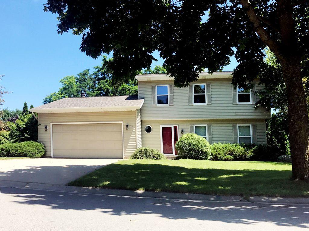 561 Mary Knoll Ln., Watertown, WI 53098