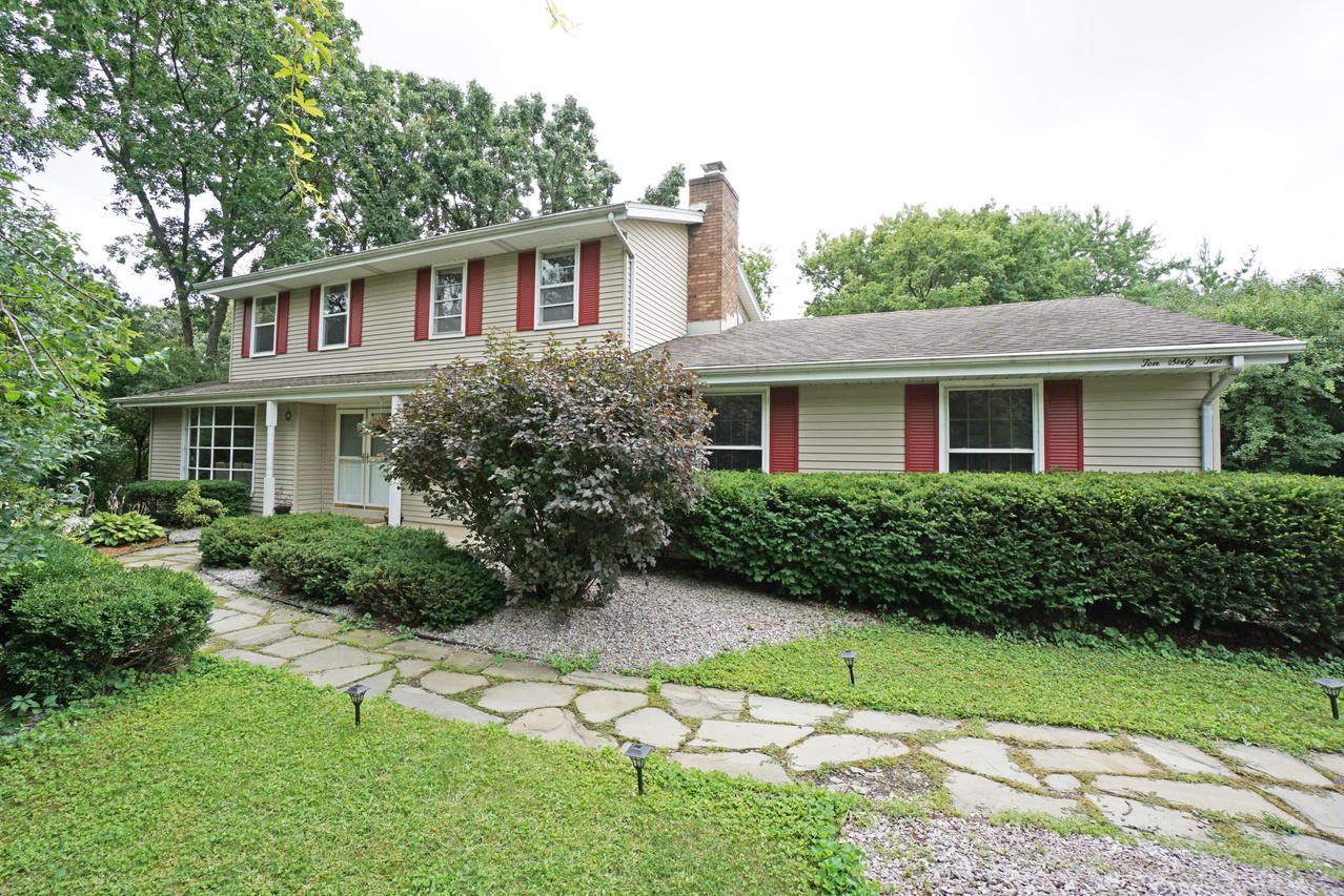 1062 Timberline Ct, Oconomowoc, WI 53066