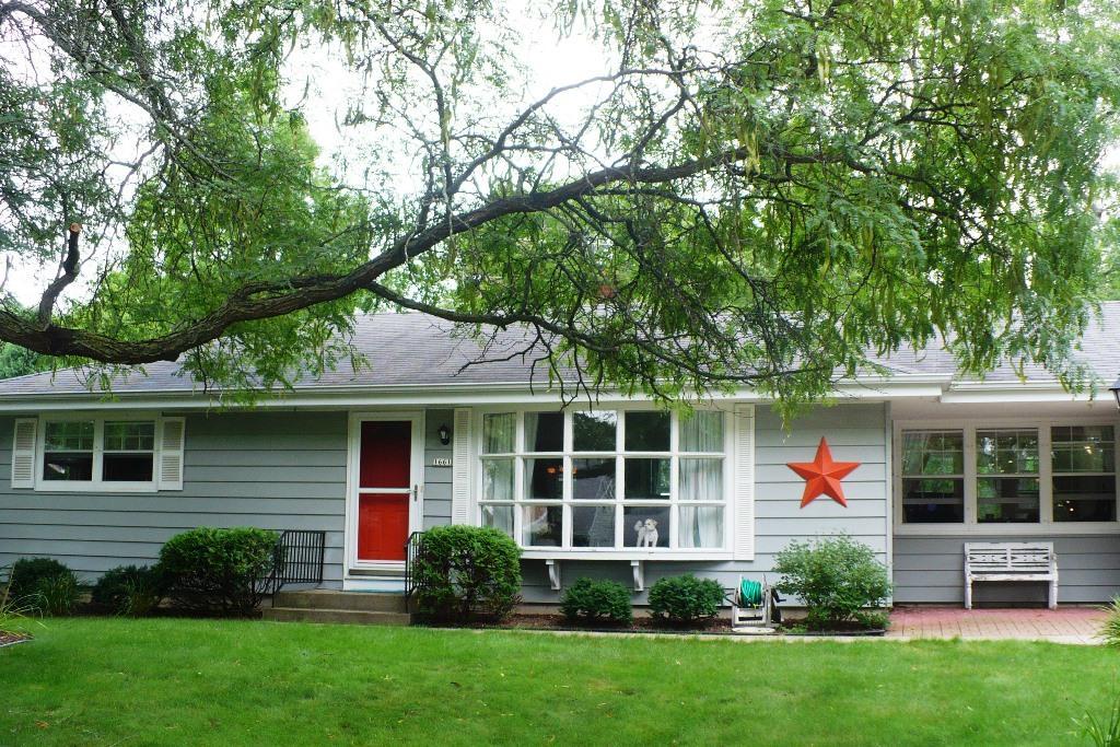 1661 N 119th St, Wauwatosa, WI 53226