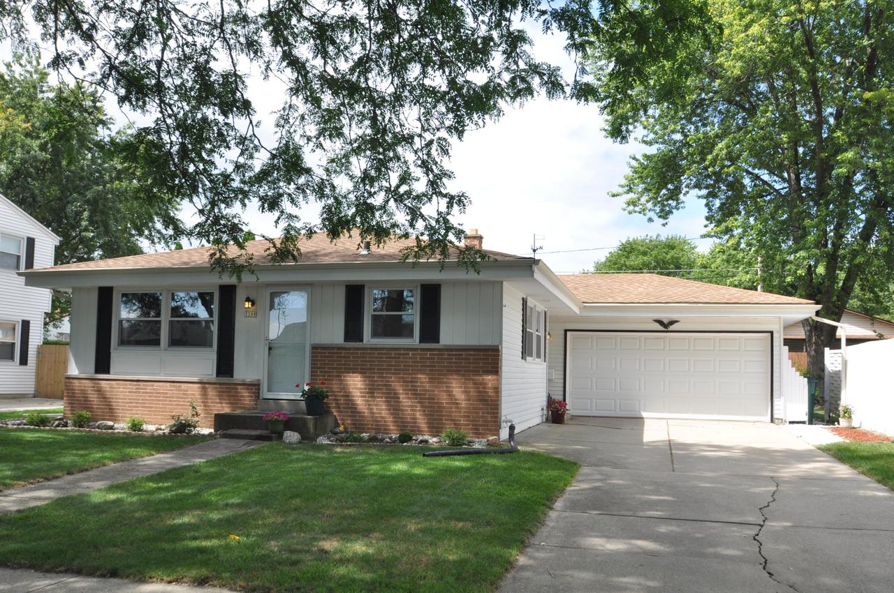 3308 Kennsington Sq., Sturtevant, WI 53177