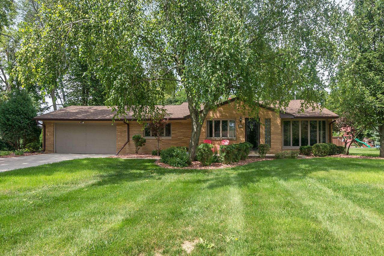 5227 S Allenwood Ln, Hales Corners, WI 53130