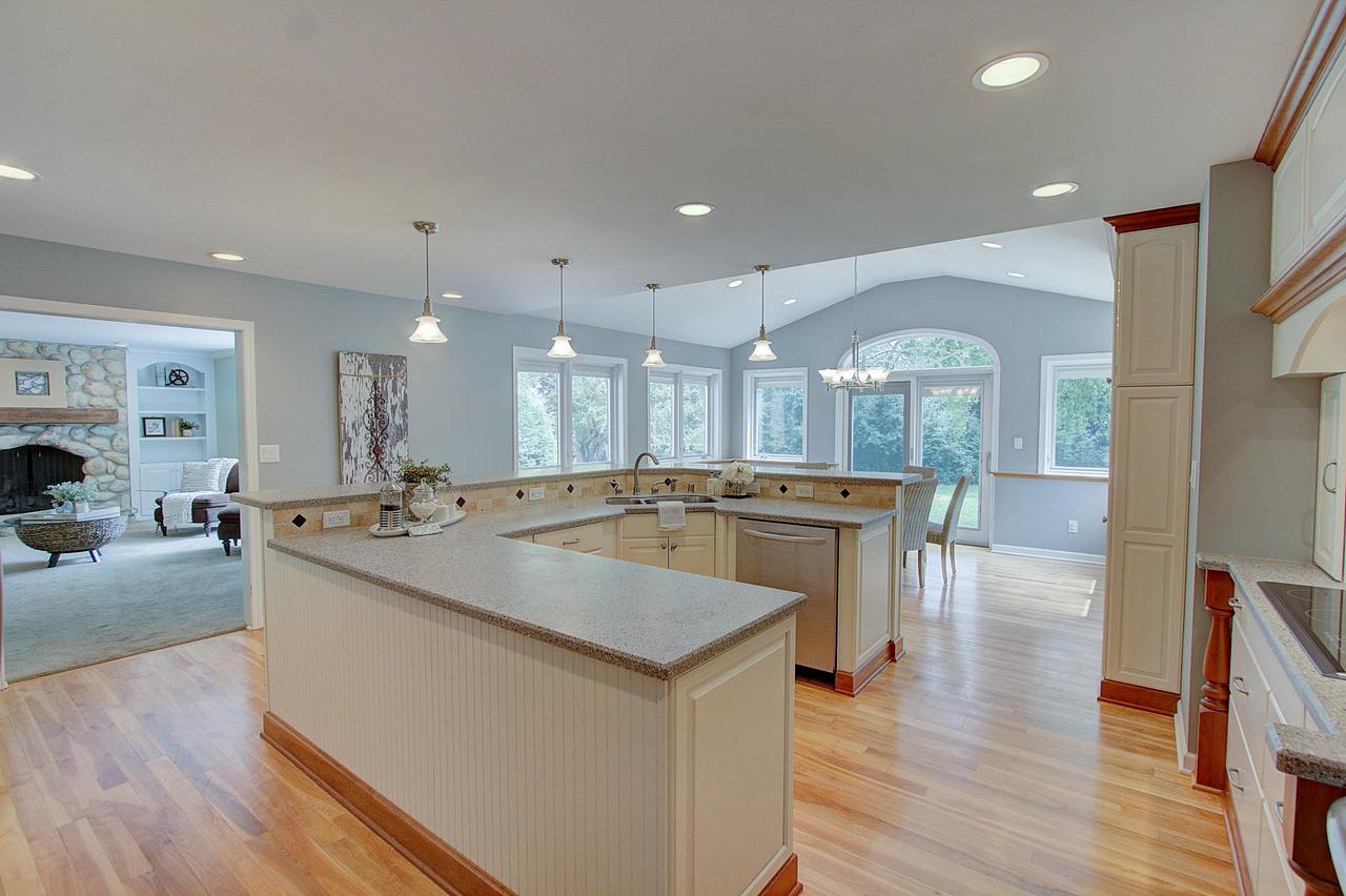 16725 Mary Cliff Ct, Brookfield, WI 53005